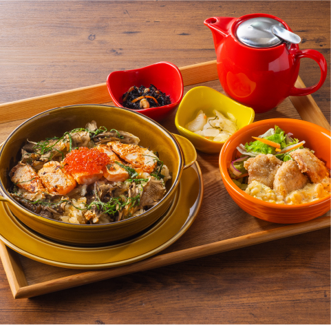 鮭ハラスといくらの焼き飯＆選べる副菜 ￥1,649（税込）