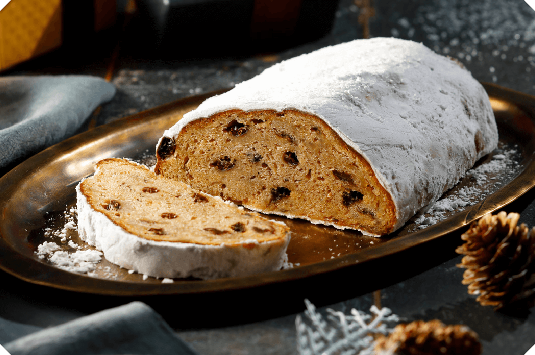 3年ぶりに復活！チーズガーデンの『シュトーレン』は、約4ヶ月じっくりと漬け込んだフルーツの洋酒漬けをふんだんに生地に練り込んで焼き上げて、粉糖をまとわせました。フルーツの洋酒漬けにはレーズン、りんご、レモン、洋梨、チェリー、パイン、オレンジピール、レモンピールを使用し、フルーツの程よい甘みや食感、柑橘の爽やかな香りが楽しめます。