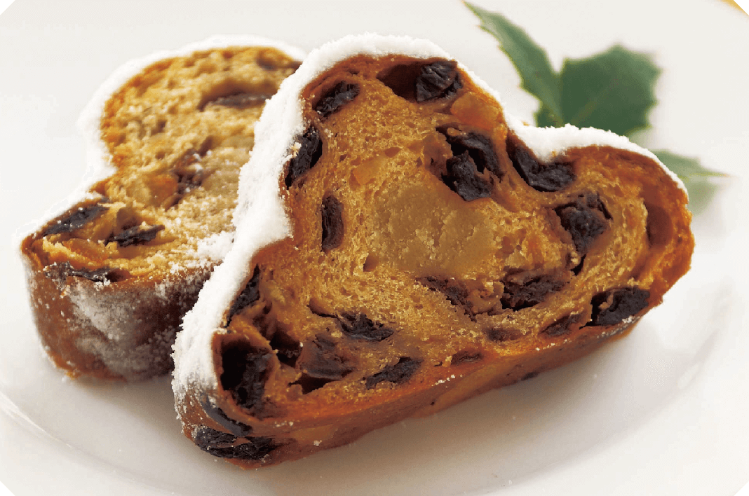 クリスマスの伝統的な焼菓子です。マジパンやドライフルーツを使用しています。