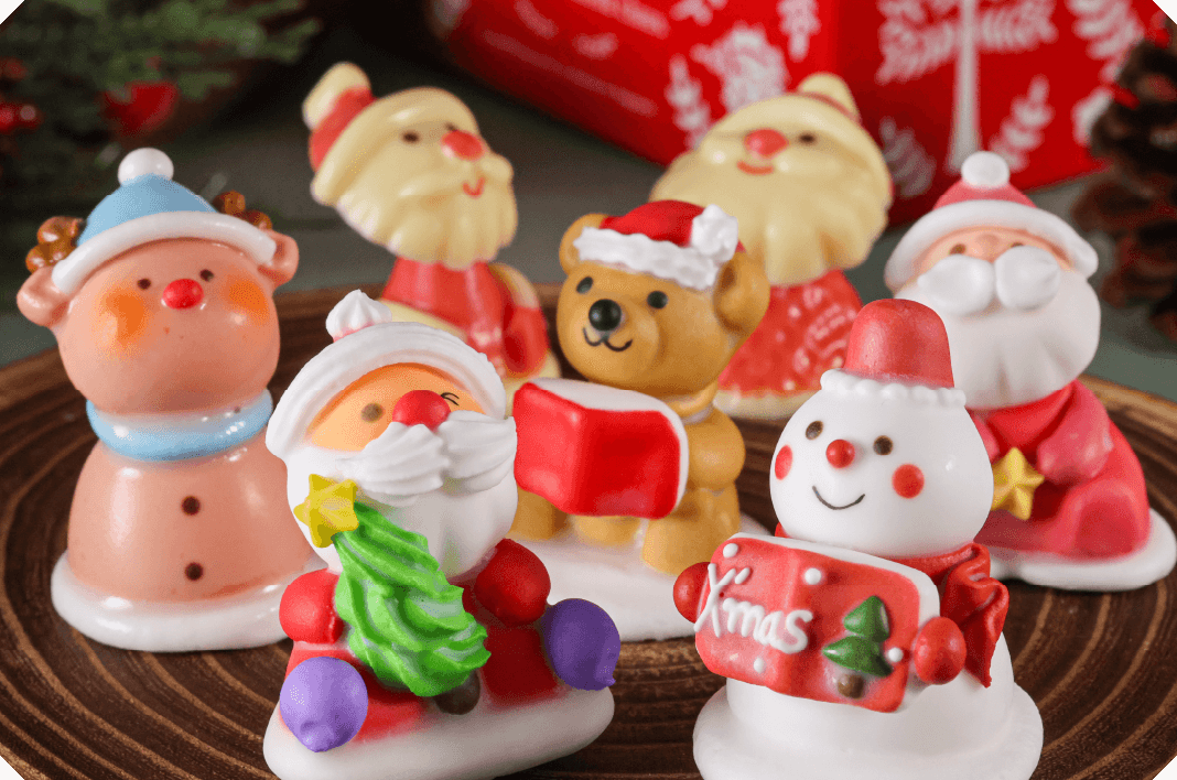 クリスマスケーキのデコレーション用メレンゲ菓子やチョコレート菓子をご用意しています。