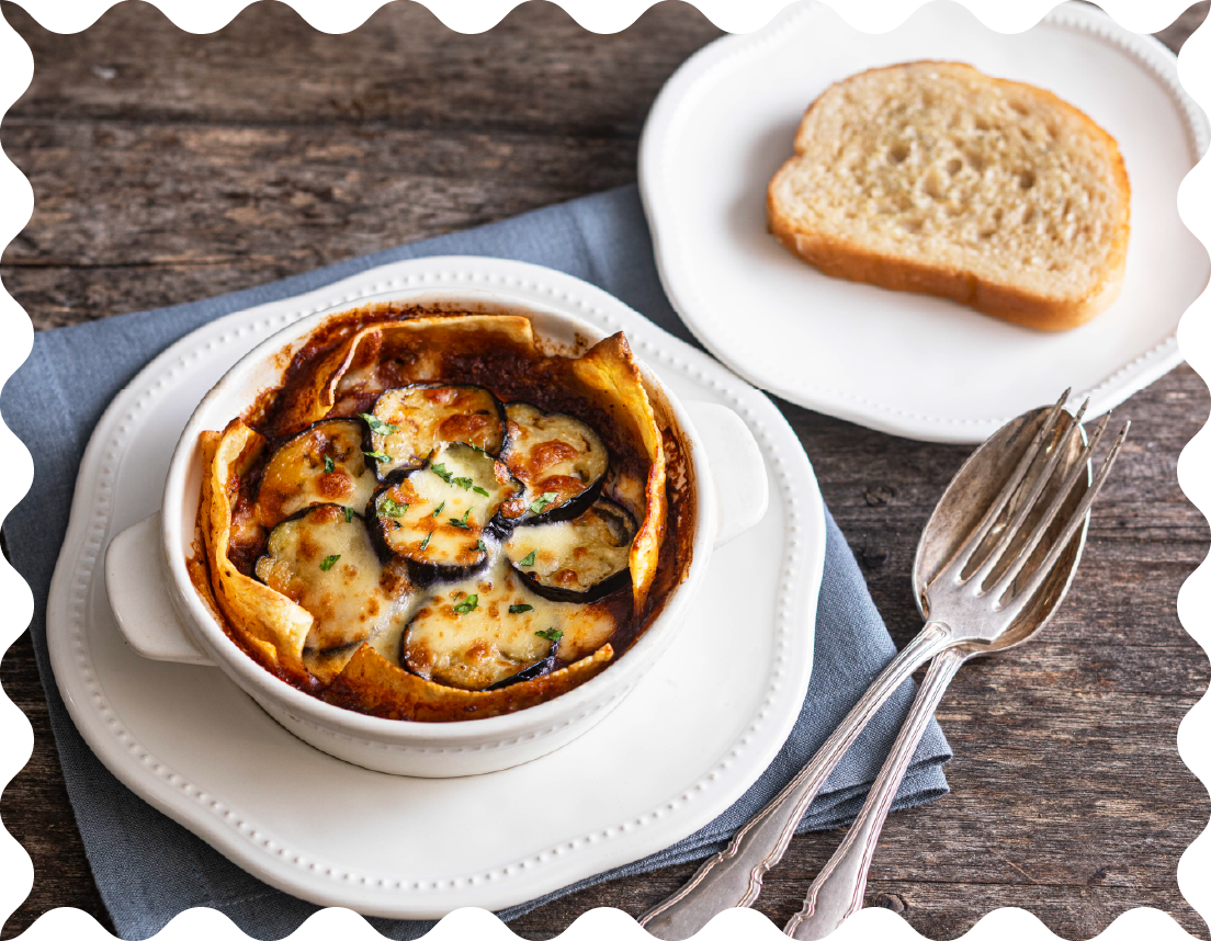 粗挽きにした牛肉を赤ワインでじっくり煮込んだラグーソースとホワイトソースでクリーミーなラザニアに。