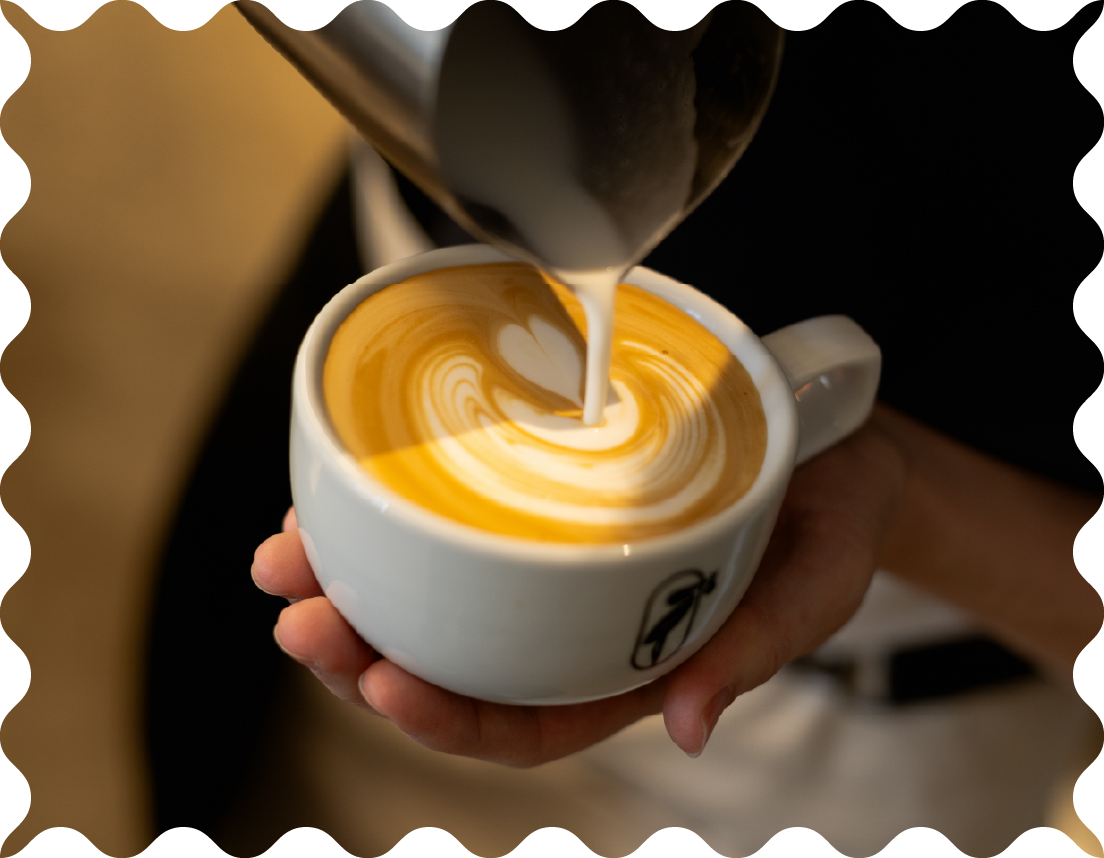 やわらかなミルクがエスプレッソを包む、香り高くやさしい口当たりの定番ラテです。使用する豆はその日によって変化します。