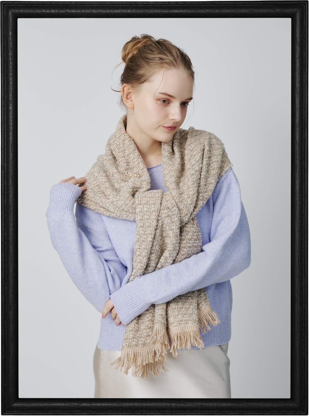 ツイードマフラー ￥3,190（税込）ちょうちょモチーフブローチ ￥2,090（税込）