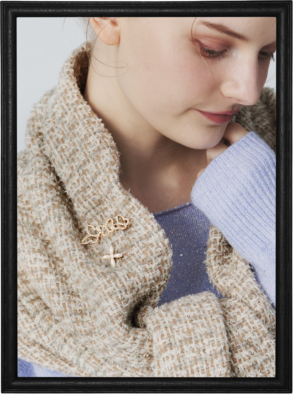 ツイードマフラー ￥3,190（税込）ちょうちょモチーフブローチ ￥2,090（税込）