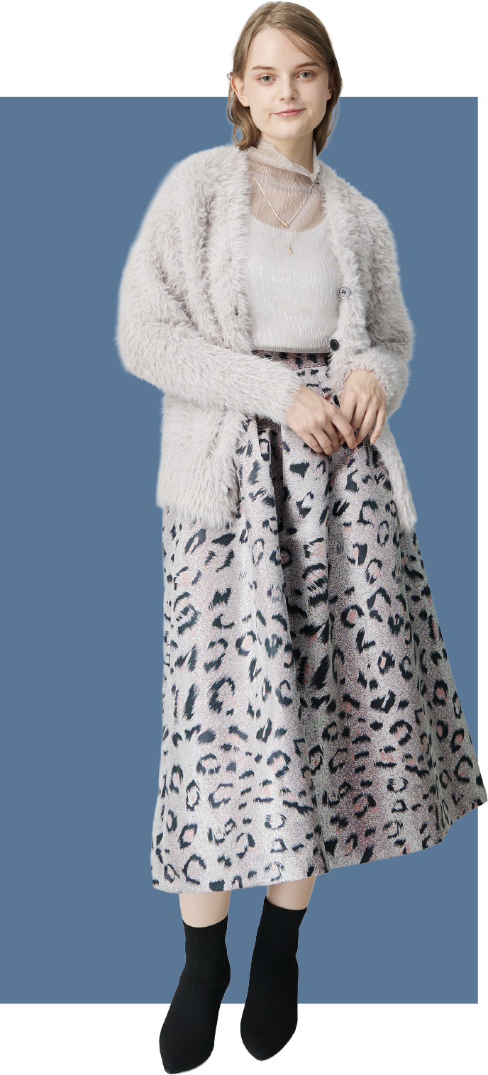 ラメプリーツシアータートルインナー ￥3,960（税込）、レオパードジャガードフレアスカート ￥9,900（税込）、ニットメッシュブーツ ￥11,000（税込）、ニュアンスバースライドネックレス ￥4,400（税込）