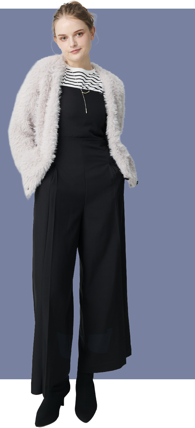 ボーダー天竺トップス ￥2,750（税込）、ベアオールインワン ￥13,200、ニットメッシュブーツ ￥11,000（税込）、ニュアンスバースライドネックレス ￥4,400（税込）