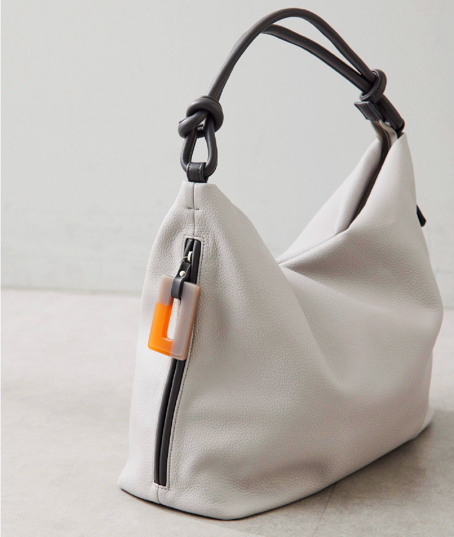 one handle bag 樹脂パーツがコーデのアクセントに